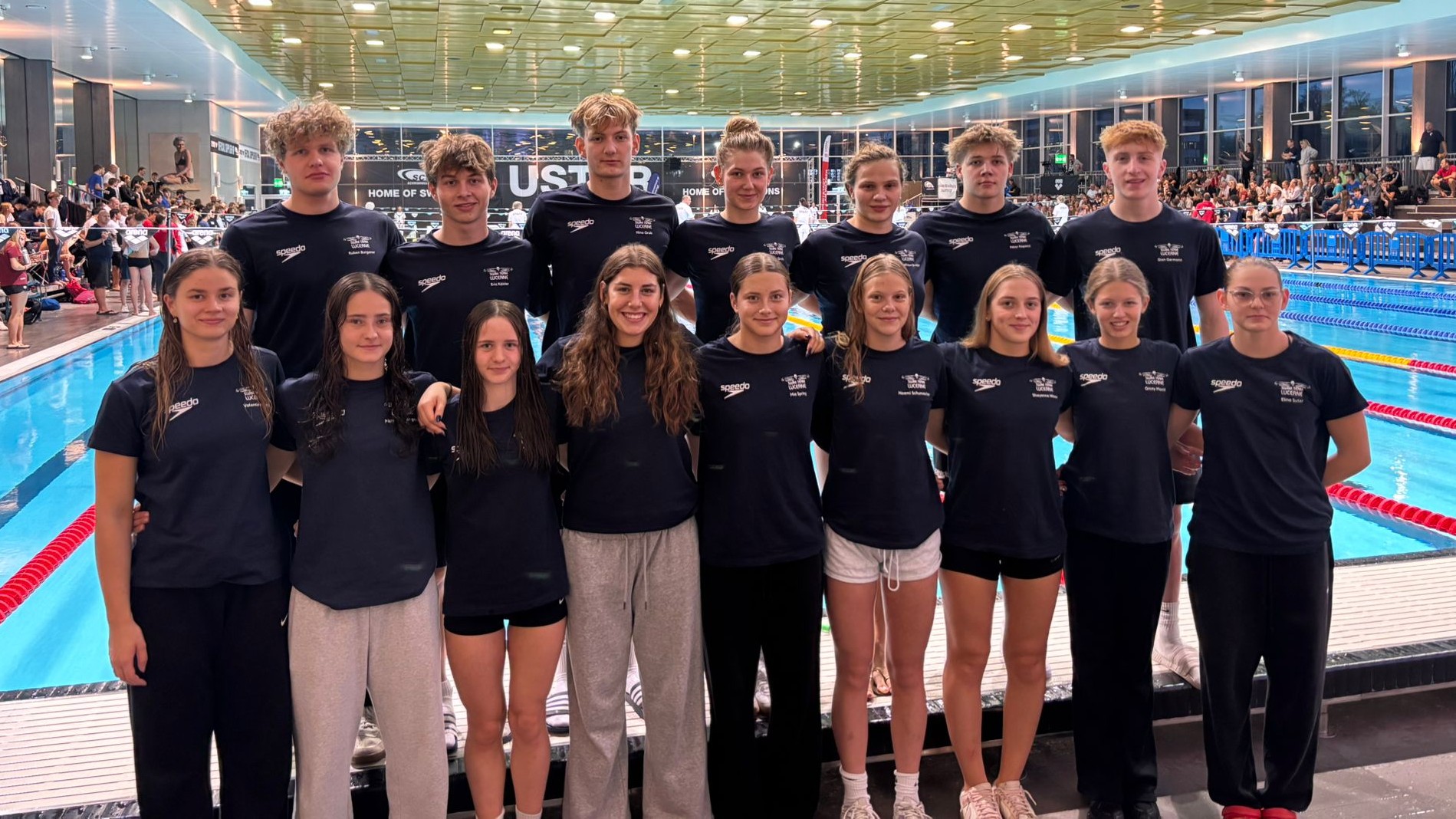 Obere Reihe, von links: Ruben Burgener, Eric Köhler, Nino Grob, Linn Grob, Angélique Brugger, Péter Kopacsi, Gian Germann  Untere Reihe, von links: Valentina Burri, Maayana Wagner, Yara Küng, Leona Giaimo, Mia Spring, Noemi Schumacher, Shayenne Waser, Ginny Monti, Elina Suter